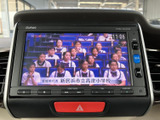 後部座席の方も楽しめるモニターを搭載。長距離移動も退屈させません。家族や友人と、充実した時間を過ごせます。