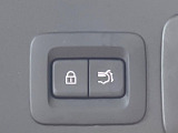 【パワーバックドア】スマートキーや運転席のボタンを押すだけでリアゲートが自動で開閉します!荷物を持っている時や、高い位置にあるバックドアを閉める際に便利な機能です♪