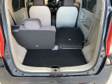 後部座席のシートアレンジでお荷物を載せる時に活躍します!左右片方ずつ倒すことも可能で色んなシーンで大活躍♪折り畳み自転車を載せている方もいらっしゃいます☆