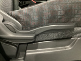 運転席にはドライバーの体型や好みに応じて前後方向だけでなく、高さの調整ができるシートリフターを装備!