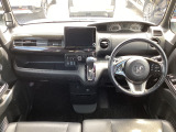 運転を気分よく楽しむための工夫のひとつとして、高い剛性をもたせた極細フロントピラーを採用。 前方の死角を減らし、交差点などでの安心感を高める、良好な視界にこだわりました。