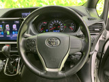 握りやすいステアリングは、運転操作を快適に。操作性にも優れており、スムーズなドライビングをサポートします。上質な素材感も魅力です。