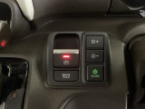 セレクトレバーの右に電子制御パーキングブレーキがあります。スイッチひとつで、停車した地点の傾斜などをシステムが検知・判断してブレーキ力を自動的に制御し、しっかり停車できるパーキングシステムです。