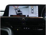 サイドクリアランスビュー表示中に、旋回時の運転操作に合わせて自動で車両を斜め後方から見たような映像を表示。