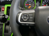 ステアリングスイッチ付き。前方から目を離すことなく操作することが可能です