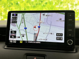 目的地までスムーズに導いてくれる頼もしいナビゲーションシステム。詳細な地図表示で、初めての道も安心です。ドライブの計画も立てやすくなります。