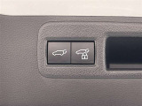 バックドアの開閉が電動操作可能。荷物の出し入れもラクラクです。