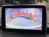 【バックカメラ】運転席から画面上で安全確認ができます。駐車が苦手な方にもオススメな便利機能です。