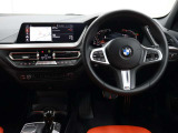 視線の先に自然と情報が集まり必要な操作へスムーズに手が届くBMWならではのコックピット。洗練されたデザインと上質な素材が調和し乗り込んだ瞬間からドライバーの走る歓びを日常に感じる空間です。