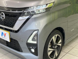 【LEDヘッドライト】悪天候や夜間走行時も良好な視界を確保し安心して運転できる高輝度LEDヘッドライトを装備!点灯速度が早く、消費電力も抑えられています。