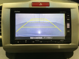 バックでの車庫入れも安心です!リアカメラが付いているバックモニター付のナビを装備しております。操作線もついており距離感も画面から確認できます。