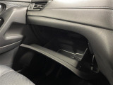 【グローブボックス】車検証、サングラスやCDなど小さい荷物が収納できるので車内を綺麗に整頓できますね。