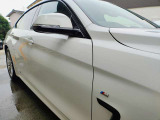 フロントからリアへ、一気に駆け抜けるライン。フロントフェンダーのエアインテークからリアへ向かって伸びるシャープなキャラクターライン。
