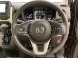 ハンドルにHondaセンシング系のクルーズコントロールやレーンキープアシストなどのスイッチと、オーディオの操作スイッチが装備されています。ハンドルから手を離さず安全に操作できます。