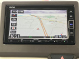 見やすい地図画面で、運転中でもスムーズなナビゲーションが可能です。周辺道路状況を的確に把握し、目的地まで安心してお届けします。