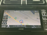 見やすい地図表示で、目的地までスムーズに案内。渋滞情報もリアルタイムで確認でき、より効率的なルートを選択できます。