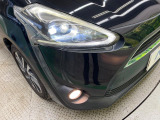 【LEDヘッドライト】悪天候や夜間走行時も良好な視界を確保し安心して運転できる高輝度LEDヘッドライトを装備!点灯速度が早く、消費電力も抑えられています。