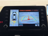 真上から見下ろしたような視点で車とその周囲を確認出来る画面と、車両後方を映し出すバックモニター画面の2つを表示してくれます。