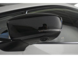 助手席側ドアミラーに装着されたカメラの映像をディスプレイに表示。自車の助手席側前方の様子が確認でき、狭い道への進入やすれ違い、道路端への幅寄せ駐車などをより安心して行うことができます。