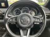 握りやすい形状のステアリングは、運転操作をスムーズに行えます。操作性にも優れており、快適なドライビングをサポートします。