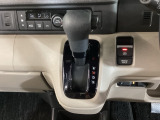 シフトはインパネシフト、パーキングブレーキは電子制御なので運転席と助手席の間はすっきりしています。