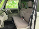 運転しやすいシンプルな操作性。ステアリングやペダル類の配置も最適で、スムーズな運転操作をサポートします。快適な運転をお約束します。