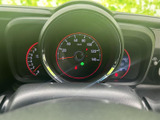 視認性の高いメーターで、運転に必要な情報をしっかり確認できます。デザイン性にも優れ、運転席の雰囲気を高めています。一目で状況が把握できます。