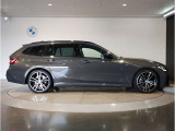 ☆BMWの前後重量配分50:50はエンジン自体をフロントタイヤよりも後ろにずらし、通常はエンジンルーム内に搭載される重量物であるバッテリーをトランクに移動させるなどして実現されています☆