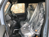 長時間の運転でも疲れにくい運転席シートと、足元へフラットに収納できる助手席シートです。