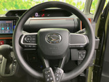 握りやすいステアリングで、快適なドライビングを実現。操作性にも優れており、スムーズな運転をサポートします。
