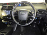 運転席まわりです。 各操作スイッチは使いやすい位置に配置されてます。