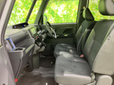 運転席からの視界は広く、運転操作もスムーズ。ステアリングやペダルの配置も、人間工学に基づいて設計されています。快適な運転空間です。