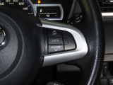 ステアリングスイッチ付きで、運転中に視線を前に向けたまま操作できます。
