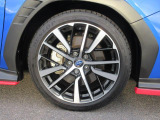 右前 18インチアルミホイール タイヤサイズは、245/40R18です。「*ホイールロックナットは展示用です」