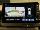 リバースギアに入れるだけで後方の表示へ切り替わります。夜間や雨の日の駐車も楽になりますよ。