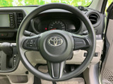 握りやすいステアリングは、運転の楽しさを向上させます。操作性も高く、スムーズなハンドリングを実現。長距離運転でも疲れにくい設計です。