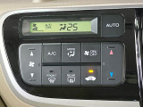 【オートエアコン】一度お好みの温度に設定すれば、車内の温度を検知し風量や温度を自動で調整。暑い&hellip;寒い&hellip;と何度もスイッチ操作をする必要はありません。快適な車内空間には必須の機能ですね♪