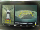 パノラミックビューモニター付きです。車両を上から見たような映像をナビ画面に表示。運転席からの目視だけでは見にくい、車両周辺の状況をリアルタイムでしっかり確認できます。