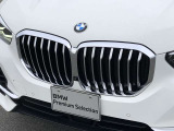 左右のキドニー・グリルの中心にはBMWのエンブレムが鎮座し、個性を放つデザイン性を兼ね備えました。