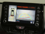 【パノラミックビューモニター】車両を上から見たような映像をディスプレイオーディオ画面に表示。運転席からの目視だけでは見にくい、車両周辺の状況をリアルタイムでしっかり確認できます。