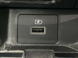 USB電源ソケットが前席中央にあり、便利に使えます☆