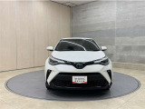 お車購入のポイントとなるフロントマスクです!シャープな目つきが印象的なデザインのヘッドランプです。