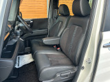 前席の画像です。是非運転席に座っていただき視界等をご確認ください。