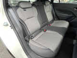 後部座席も気になるようなキズ・汚れやへたり等、大きなダメージはなく、良好な状態です。