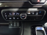 運転席からも手が届きやすく、操作しやすい空調コントロールパネル。オートエアコンなので操作の煩わしさが無くオールシーズン快適にドライブできます。快適空間で運転に集中できますね。