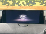 【12.3インチマツダコネクト】車内の雰囲気にマッチした大型ディスプレイ。スマホ接続でのナビ使用やBluetooth再生等、様々な機能が楽しめます。直感的なダイヤル操作が可能で、使い勝手も良好です。
