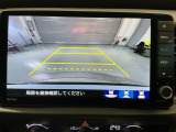 リバースギアに入れるだけで後方の表示へ切り替わります。夜間や雨の日の駐車も楽になりますよ。