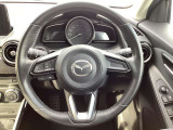 ハンドルに、オーディオリモートコントロールが付いています。運転中もわき見せず操作していただけます。