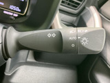 操作感の良いウインカーレバーで、スムーズな車線変更をサポート。直感的に操作できるので、安全運転に貢献します。