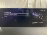 カメラが車線を認識してはみ出しそうになるとステアリングアシストが介入するレーン・キープ・アシストシステムを装備しております。お好みで作動・非作動の設定も可能です。